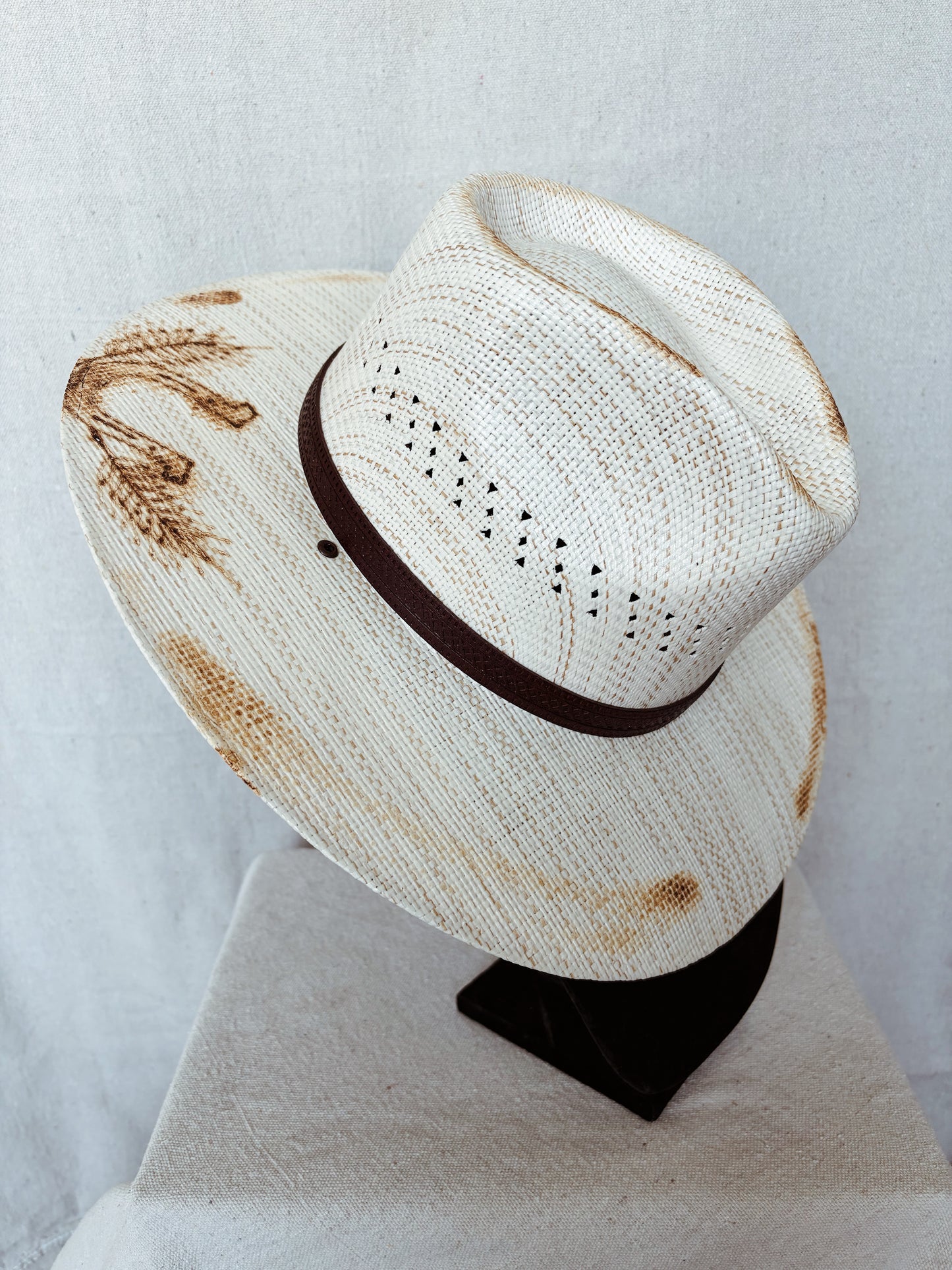 Classic Straw with Wheat and Horseshoe Accents - BBB Hat